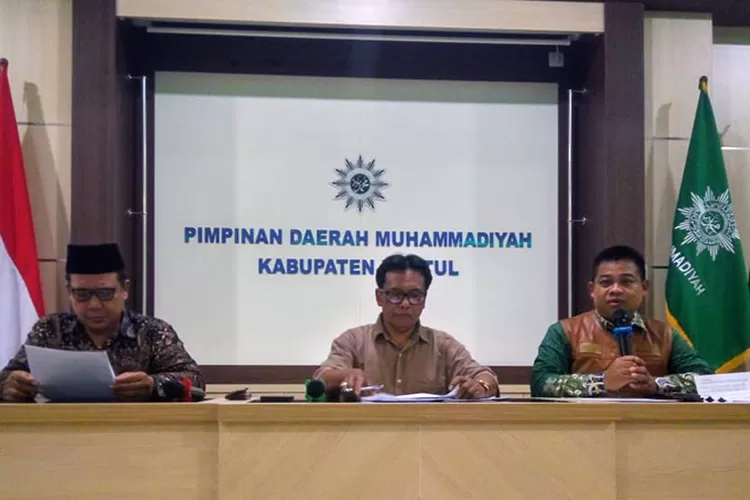 Ketua PDM Bantul H. Sumarna M.Pd. (kiri), Koordinator Muhammadiyah Cultural Carnival Bambang Sugeng Haryanto (tengah) dan Harimawan S.T., M.Pd  menyampaikan keterangan pers.  (Teguh Priyono)