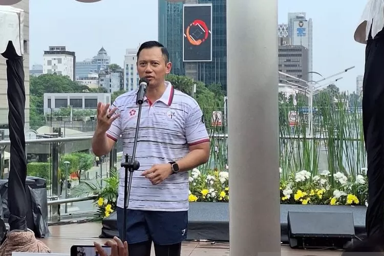 Menteri Koordinator (Menko) Bidang Infrastruktur dan Pembangunan Kewilayahan Agus Harimurti Yudhoyono dalam acara Diskusi Inspiratif dalam Sinergi Alumni SMA Taruna Nusantara Angkatan V di Halte TransJakarta Bundaran HI, Jakarta Pusat, Minggu (8/11/2024).  (ANTARA/Martha Herlinawati Simankjuntak)