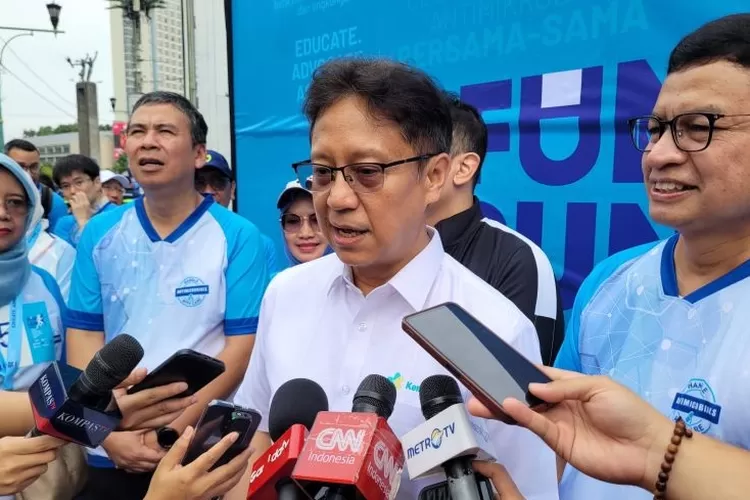 Menteri Kesehatan (Menkes) RI Budi Gunadi Sadikin (tengah) dalam kegiatan puncak peringatan Pekan Kesadaran Resistansi Antimikroba Sedunia 2024 di Jakarta, Minggu (8/12/2024).  (ANTARA/Sean Filo Muhamad)