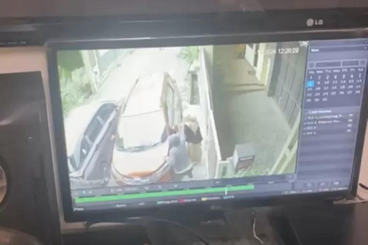 Peristiwa yang memperlihatkan seorang wanita menjadi korban dugaan penculikan oleh orang tidak dikenal di Kota Bandung, Jawa Barat, Minggu (8/12/2024).  (ANTARA/HO-Polsek Antapani)