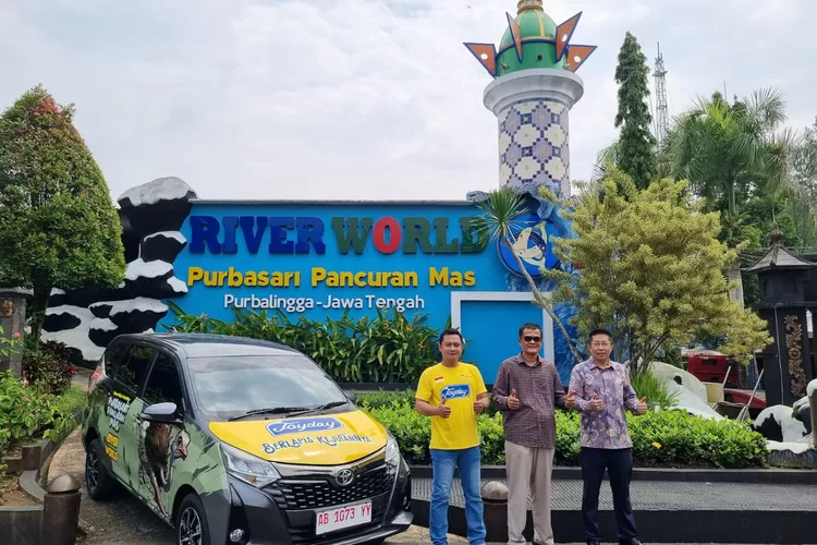 PT Yili Indonesia Dairy menyerahkan satu unit mobil operasional kepada pengelola River World Pancuran Mas Purbalingga sebagai bentuk apresiasi dan dukungan terhadap perkembangan wisata lokal.  (Foto: Dok. Istimewa)