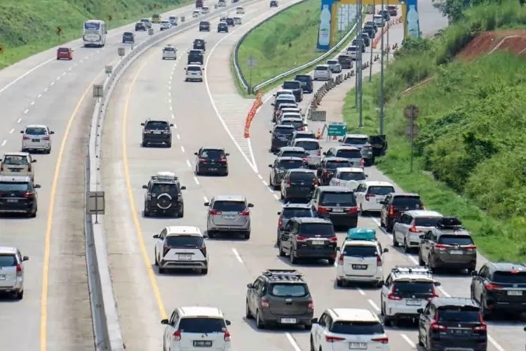 Arsip foto - Sejumlah kendaraan antre memasuki rest area 379A Tol Batang-Semarang di Kabupaten Batang, Jawa Tengah, Senin (15/4/2024).  (ANTARA FOTO/Harviyan Perdana Putra )