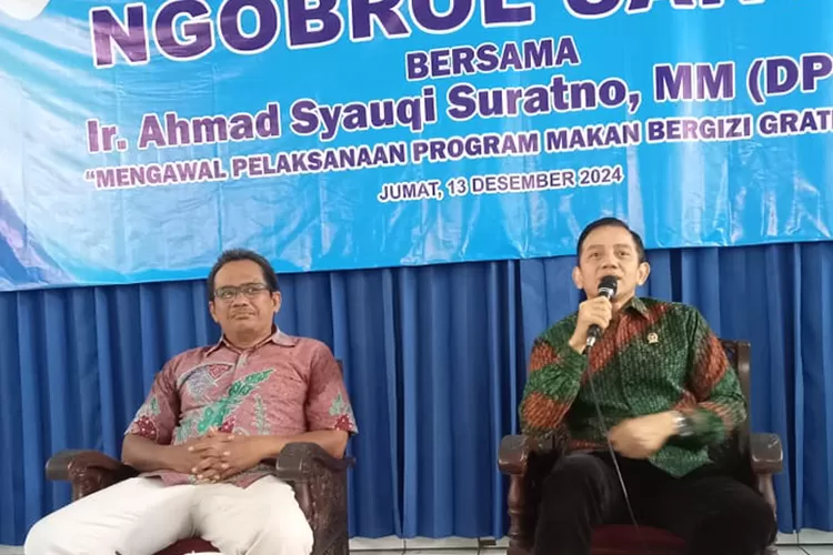 Anggota DPD RI, Ahmad Syauqi Soeratno (kanan) didampingi Ketua PWI DIY Hudono saat ngobrol santai membahas makan bergizi gratis. (Husein Effendi)