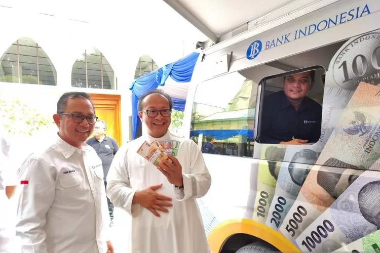 Pastor Kepala Gereja Katedral Jakarta Romo Hani Rudi Hartoko menukar uang lewat kas keliling yang disediakan oleh Bank Indonesia di Katedral, Jakarta, Minggu (15/12/2024).  (ANTARA/Mentari Dwi Gayati )