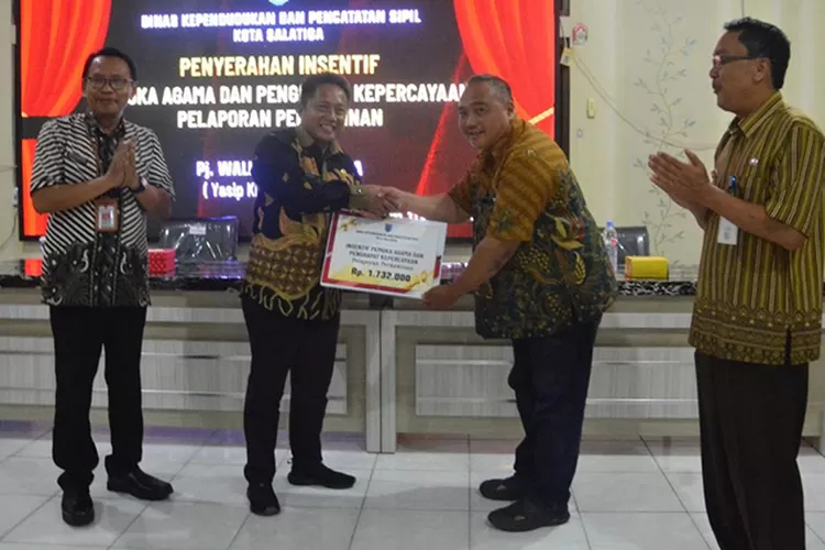 Penyerahan insentif Pemuka Agama di Salatiga.  (Dok Prokompim Salatiga )