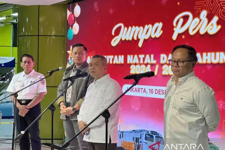 Menko Bidang Infrastruktur dan Pembangunan Kewilayahan Agus Harimukti Yudhoyono (ketiga kanan), Menhub Dudy Purwagandhi (kedua kanan), Wamen BUMN Kartika Wirjoatmodjo (kanan), dan Dirut KAI Didiek Hartantyo (kiri) dalam Jumpa Pers Angkutan Natal dan Tahun Baru di Stasiun Gambir, Senin (16/12). (ANTARA/Harianto)