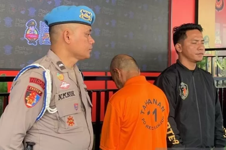 Satreskrim Polres Cianjur, Jawa Barat, menangkap DP (45) pelaku pengoplosan gas bersubsidi ke non subsidi yang sudah menjalankan aksinya selama satu tahun sehingga merrugikan negara Rp1 miliar. (ANTARA/Ahmad Fikri)