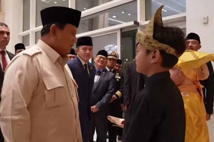 Kedatangan Prabowo di Mesir disambur siswa SD yang berpakaian adat Sumatera Barat/ (Dok)