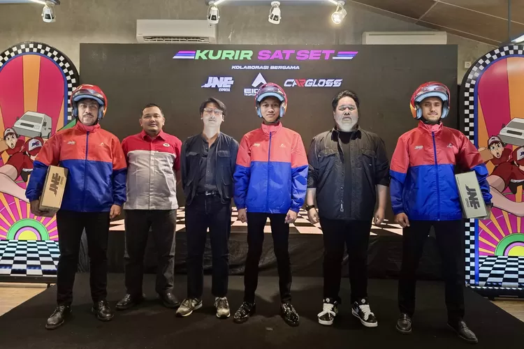 Eri Palgunadi SVP Marketing Group Head JNE (dua dari kiri), Lorenz Saputra, Direktur Cargloss Group (tiga dari kiri), Fata Aflah Muhammad  (Foto: Dok. Istimewa)