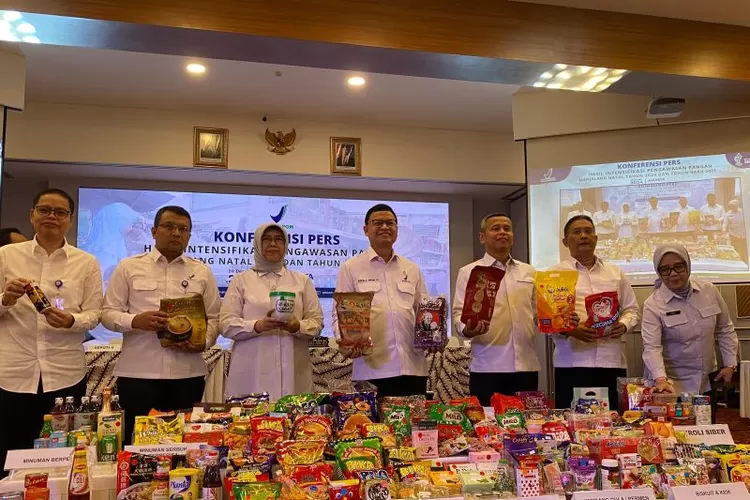 Kepala BPOM Taruna Ikrar (tengah) saat memperlihatkan produk pangan hasil intensifikasi pengawasan BPOM menjelang Natal dan Tahun Baru dalam konferensi pers di Jakarta, Jumat (20/12/2024).  (ANTARA/Prisca Triferna)