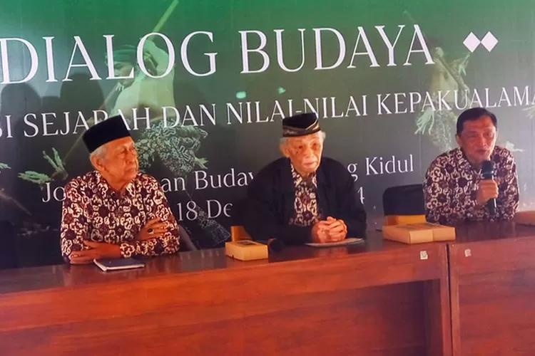 Para pembicara Dialog Budaya tentang Kadipaten Pakualaman di Gunungkidul, K.R.M.T.Projokusumo (kiri), K.P.H. Kusumoparastho (tengah) dan moderator K.M.T. Reksoprabowo (kanan).  (Teguh Priyono)