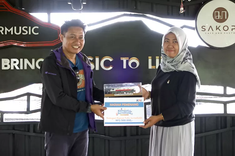 Wartawan harianmerapi.com, Amin Kuntari (kanan) menerima hadiah usai memenangi Kompetisi Jurnalistik 2024 yang digelar PT KAI Daop 6 Yogyakarta. (Dok PT KAI Daop 6 Yogyakarta)