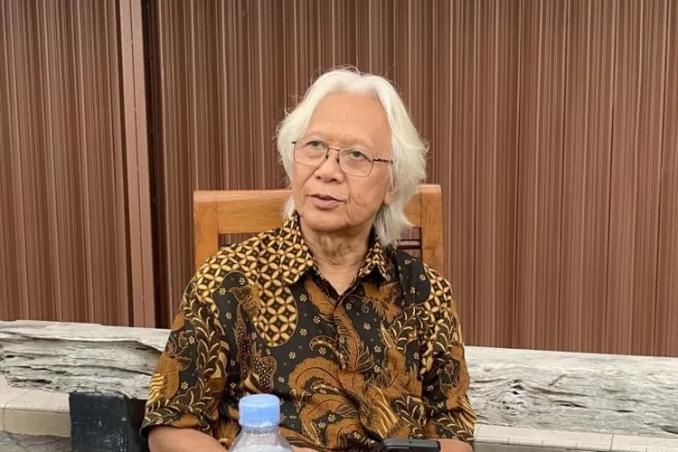 Seniman Yos Suprapto saat ditemui di Galeri Nasional Indonesia (GalNas), Jakarta Pusat, Senin.  (ANTARA/ Putri Hanifa)