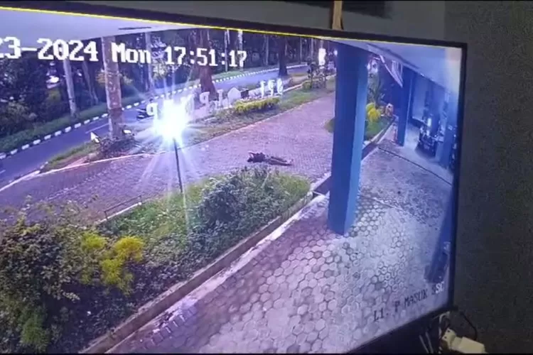 Gambar rekaman CCTV yang menunjukkan korban jatuh di depan Gedung C-RiSSH Unej pada Senin (23/12/2024) malam.  (ANTARA/HO-Medsos)
