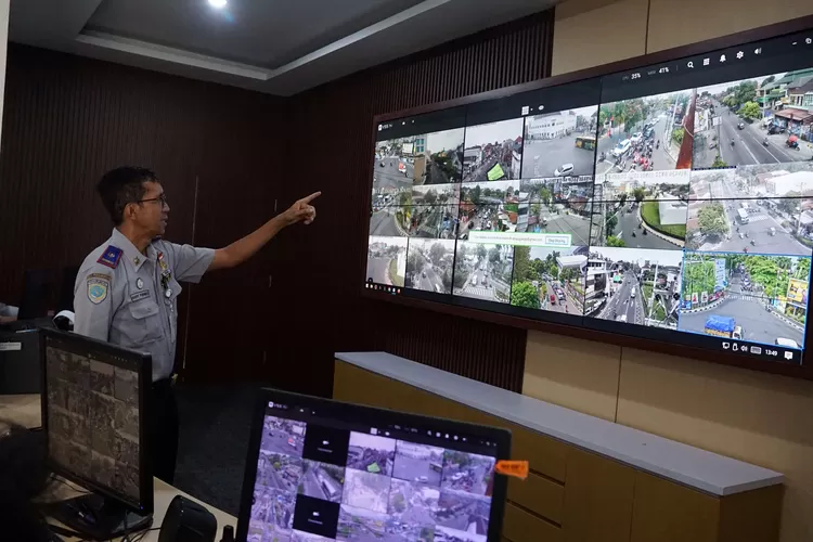 Dokumentasi kegiatan pemantauan kondisi lalu lintas di ruang kontrol ATCS Dishub Kota Yogyakarta. (Foto: Dok. Humas Pemkot Yogyakarta)
