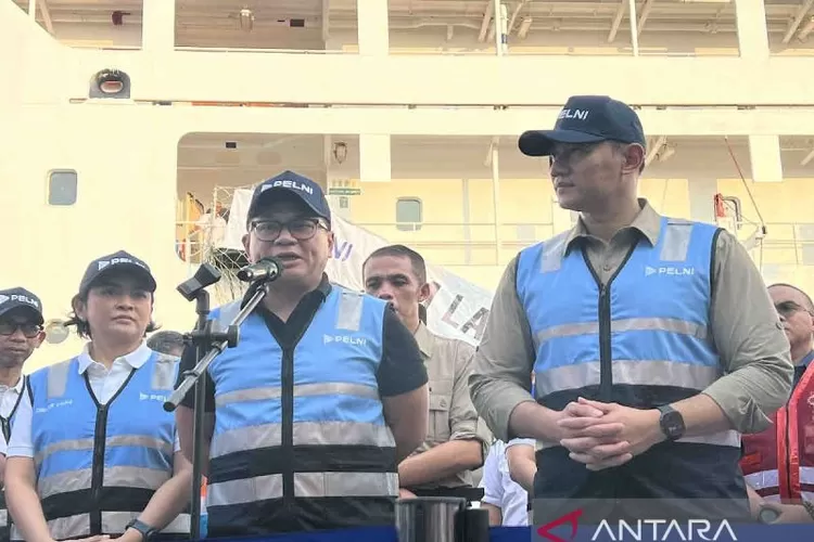 Menko Infra Agus Harimurti Yudhoyono (kanan), Wakil Menteri BUMN Kartika Wirjoatmodjo (tengah), Direktur Utama PT Pelni Tri Andayani (kiri), dalam jumpa pers di sela menyaksikan pemberangkatan 730 penumpang menggunakan Kapal Pelni KM Labobar di Pelabuhan Tanjung Priok, Jakarta, Minggu (29/12/024).  (ANTARA/Harianto)