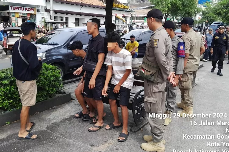 Petugas Satpol PP Kota Yogyakarta menegur sejumlah perokok di kawasan Malioboro yang telah ditetapkan sebagai KTR.  (Foto: Dok. Satpol PP Kota Yogyakarta)