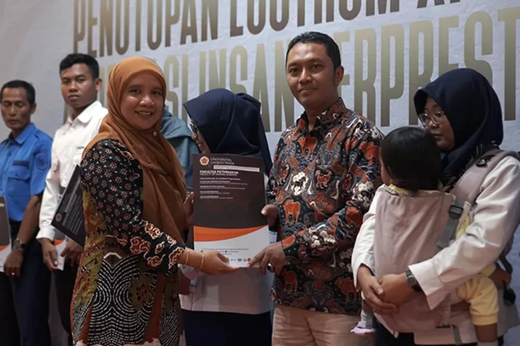 Satria Ardhi Nugraha saat menerima penghargaan dari Fakultas Peternakan UGM. (Dok Humas Fakultas Peternakan UGM)