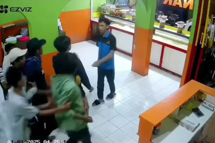 Tangkapan layar. Keributan di Rumah Makan Padang Sinar Minang. (Facebook/@infocegatanjogja)
