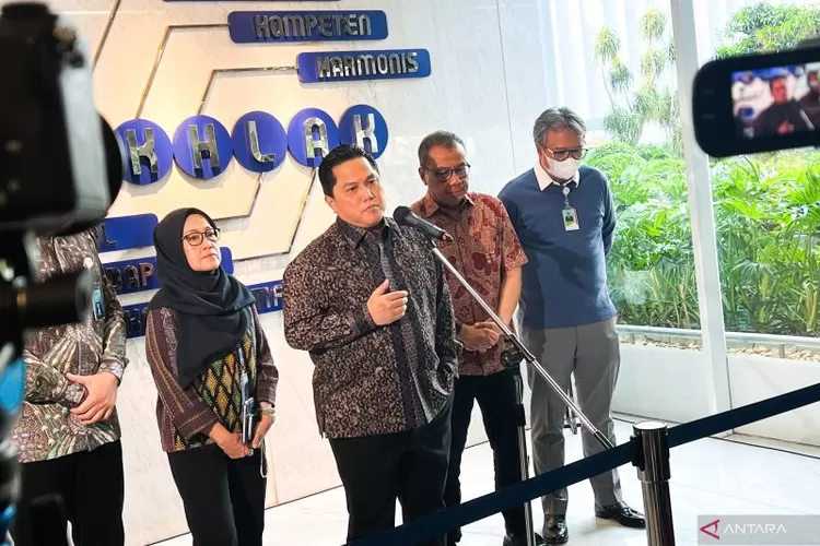 Menteri Badan Usaha Milik Negara (BUMN) Erick Thohir (tengah) dalam jumpa pers seusai rapat bersama Direktur Utama Garuda Indonesia, Citilink, Pelita Air, InJourney Airports hingga AirNav Indonesia di Jakarta, Kamis (2/1/2025).  (ANTARA/Harianto)