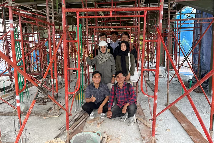 Tim CodeGreen dari mahasiswa Universitas Amikom Yogyakarta bersama mitra usaha Omah Glugu. (Foto: Dok. Istimewa)