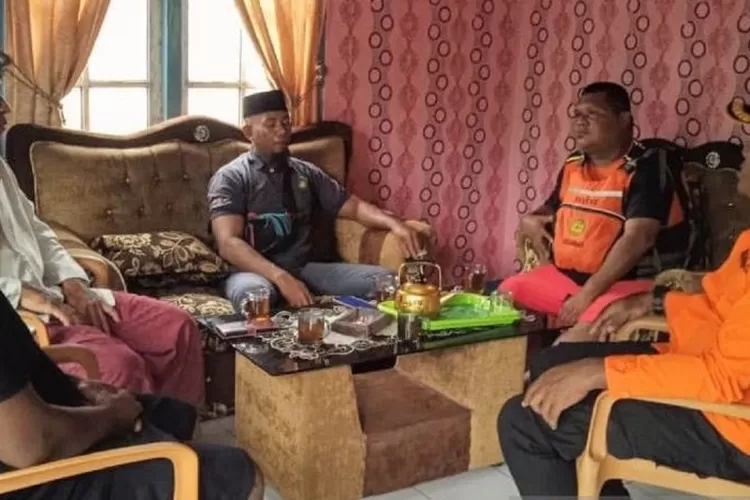 Anggota tim SAR diterima salah satu keluarga korban speedboat tenggelam di perairan Pulau Manipa, Kabupaten Seram Bagian Barat, Jumat (3/1).  (ANTARA/HO-Basarnas Ambon)