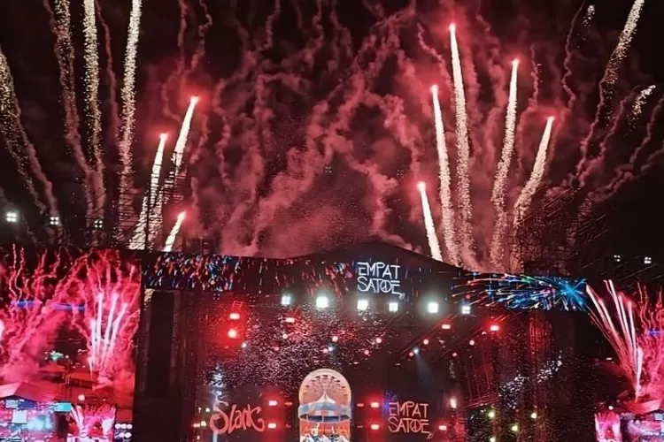 Pesta kembang api menutup konser perayaan ulang tahun ke-41 Slank bertajuk Pasar Malam Empat Satoe di JIExpo Kemayoran, Jakarta pada Sabtu (4/1/2025).  (ANTARA/Farhan Arda Nugraha)