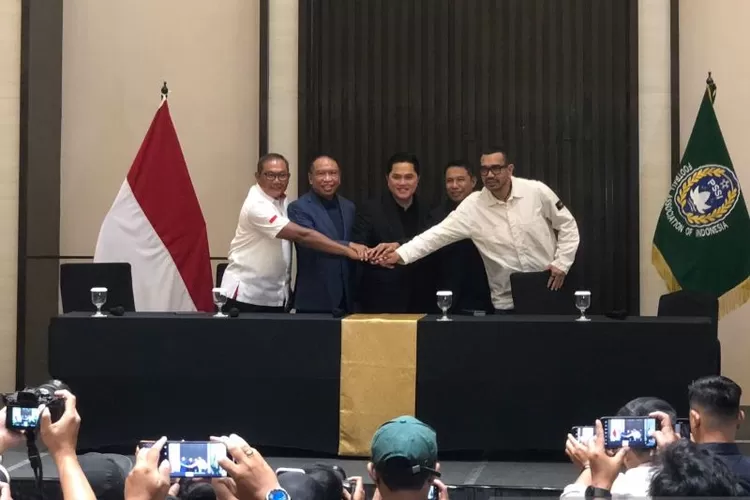 Ketum PSSI Erick Thohir (tengah) berpose saat menggelar jumpa pers di Menara Danareksa, Jakarta, Senin (6/1/2024).  (ANTARA/Zaro Ezza Syachniar)