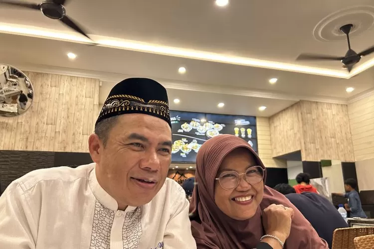 Suwadi atau Sam Ferry bersama istri Sri Asmani, pedagang bakso Batam yang viral bangun jalan di Malang, Jawa Timur, berbagi cerita dengan wartawan salah satu gerainya di Kota Batam, Kepulauan Riau, Jumat (3/1/2025).  (ANTARA/Laily Rahmawaty)