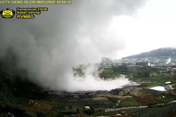 Tangkapan kamera pemantau (CCTV) Kawah Sileri di Dataran Tinggi Dieng, Desa Kepakisan, Kecamatan Batur, Kabupaten Banjarnegara, Jawa Tengah, usai menyemburkan lumpur sejauh 40 meter pada hari Senin (6/1/2025) pukul 10.58 WIB.  (ANTARA/HO-PGA Dieng)