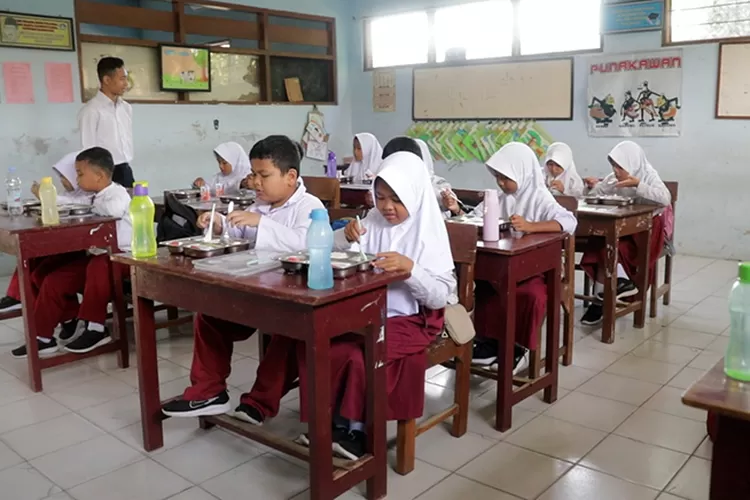 Para siswa SD menikmati makan bergizi gratis hari ini. (Dok)