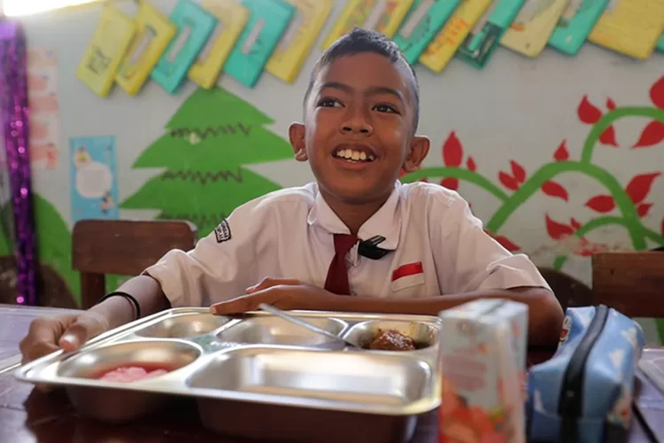 Siswa SDN Donohudan Boyolali tersenyum lebar saat menikmati makan bergizi gratis hari ini. (Dok)