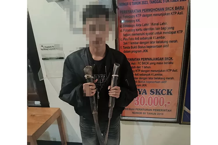 Seorang remaja dan senjata clurit diamankan Polsek Ambarawa.  (Dok Humas Polres Semarang )