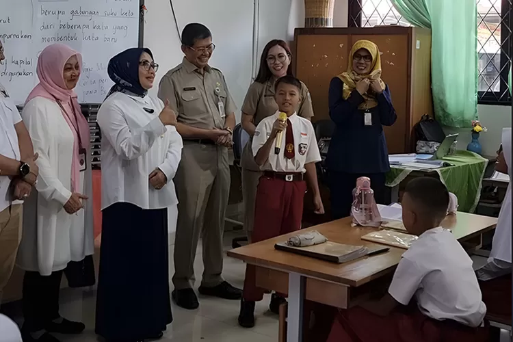 Siswa SD memberikan pantun kepada Presiden Prabowo saat menerima jatah Makan Bergizi Gratis. (Tim Media Presiden Prabowo)