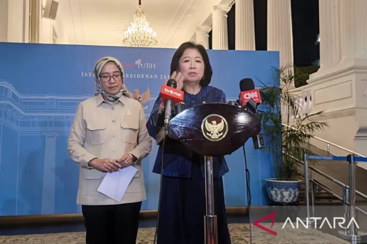 Anggota Dewan Ekonomi Nasional (DEN) Mari Elka Pangestu (kanan) dan Menteri Pendayagunaan Aparatur Negara dan Reformasi Birokrasi (PANRB) Rini Widyantini (kiri) memberikan keterangan di Istana Kepresidenan Jakarta, Selasa malam (7/1/2025).  (ANTARA/Mentari Dwi Gayati)