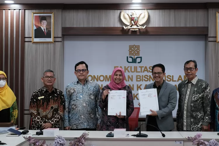 Kepala Kanwil DJP DIY dan Rektor UIN Sunan Kalijaga melakukan penandatanganan perpanjangan Nota Kesepahaman tentang Tax Center UIN Sunan Kalijaga Yogyakarta.  (Foto: Dok. Istimewa)