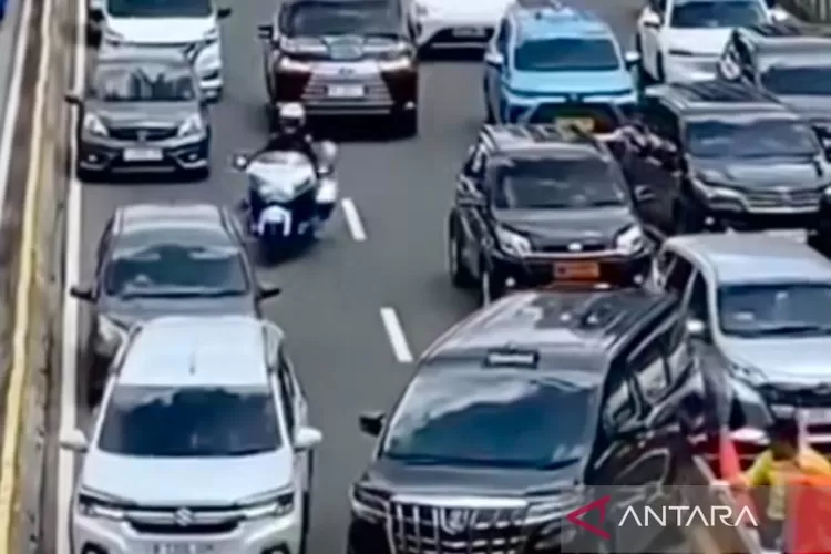 Tangkapan layar video yang diunggah pengguna X @Boediantar4 menampilkan iring-iringan kendaraan mobil dinas RI 36.  (ANTARA/X-@Boediantar4)