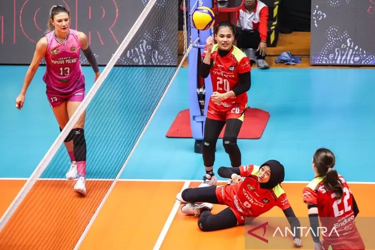 Pemain Jakarta Pertamina Enduro Putri Lestari (tengah) terjatuh saat berusaha mengambil bola dengan disaksikan rekannya Mary Staunton (kanan) dan Junaida Santi (dua kiri) pada laga lanjutan PLN Mobile Proliga 2025 melawan Jakarta Popsivo Polwan di GOR Tri Dharma Petrokimia Gresik, Minggu (12/1). (ANTARA/Rizal Hanafi)