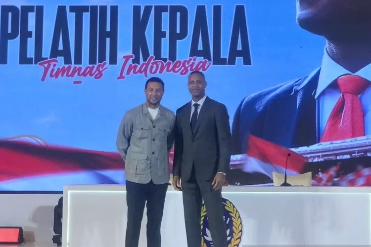 Asisten pelatih timnas Indonesia Denny Landzaat (kiri) dan pelatih timnas Indonesia Patrick Kluivert (kanan) berpose pada acara pengenalan tim pelatih timnas Indonesia di Hotel Mulia, Jakarta, Minggu (12/1/2025).  (ANTARA/Zaro Ezza Syachniar)