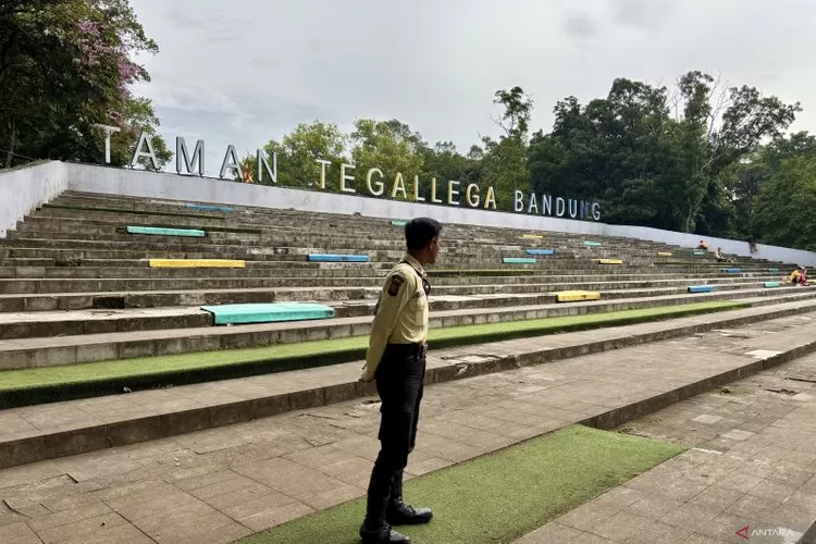 Petugas keamanan saat menjaga ketat Taman Tegallega dari aktivitas para pencari koin di Kota Bandung, Jawa Barat, Selasa (14/1/2025).  (ANTARA/Rubby Jovan)
