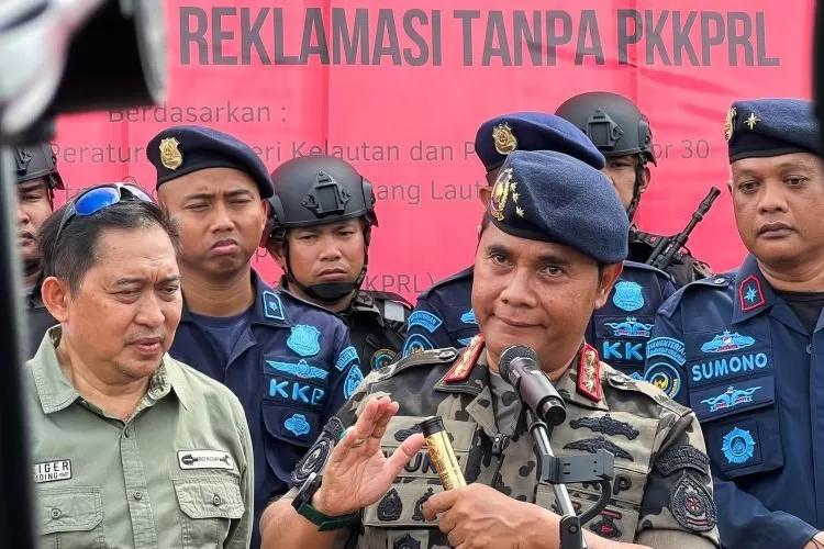  Direktur Jenderal PSDKP KKP Pung Nugroho Saksono (kanan) dalam jumpa pers di sela meninjau pemagaran laut di perairan Bekasi, Jawa Barat, Rabu (15/1/2025).  (ANTARA/Harianto)