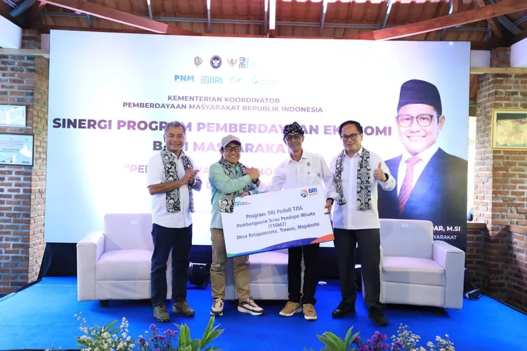 Kunjungan kerja Dirut BRI bersama Menteri Koordinator Bidang Pemberdayaan Masyarakat RI Muhaimin Iskandar dan Wakil Menteri Badan Usaha Milik Negara (BUMN) Kartika Wirjoatmodjo (Foto: dokumentasi BRI)