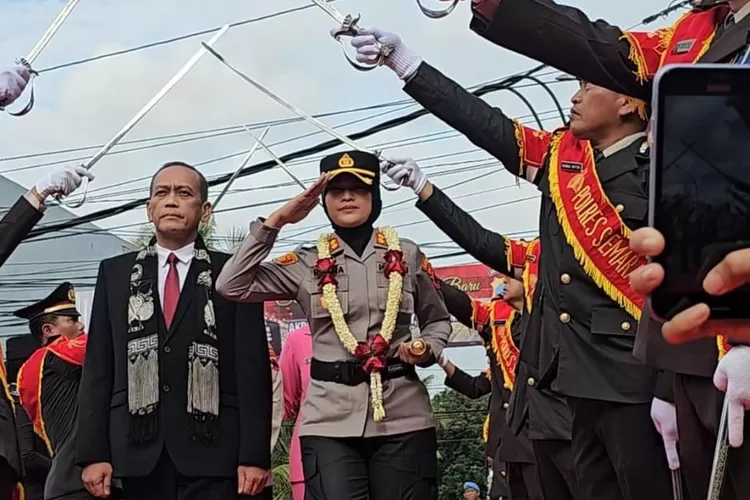 Kapolres Semarang AKBP Ratna Quratul Ainy Didampingi sang suami Kombes Gatot Hendro Hartono memasuki Mapolres Semarang.  (Dok. Polres Semarang)