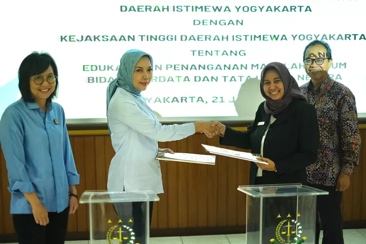 Kepala Kanwil DJP DIY Erna Sulistyowati (dua dari kanan) dan Kepala Kejaksaan Tinggi DIY Ahelya Abustam (dua dari kiri) saat melakukan penandatanganan perjanjian kerja sama. (Foto: Dok. Istimewa)
