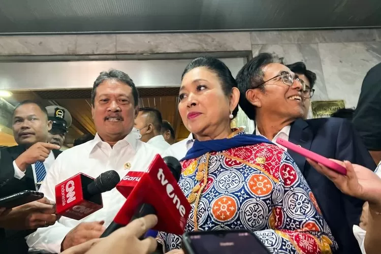 Menteri Kelautan dan Perikanan Sakti Wahyu Trenggono (kiri), Ketua Komisi IV DPR RI Siti Hediati Hariyadi atau Titiek Soeharto (kanan) diwawancara awak media di Jakarta, Kamis (23/1/2025).  (ANTARA/Harianto)