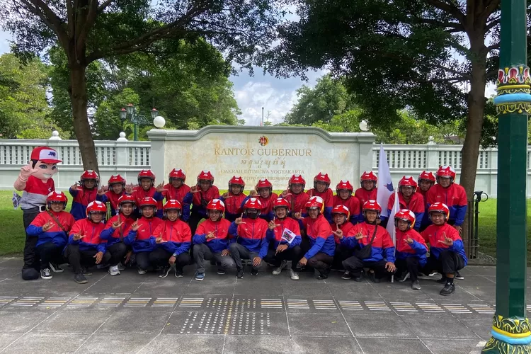 Kurir Sat Set JNE berfoto bersama di Kantor Gubernuran DIY saat konvoi pengenalan jaket dan helm baru bagi kurir di Kota Yogyakarta, Jumat (24/1/2025).  (Foto: Dok. Istimewa)