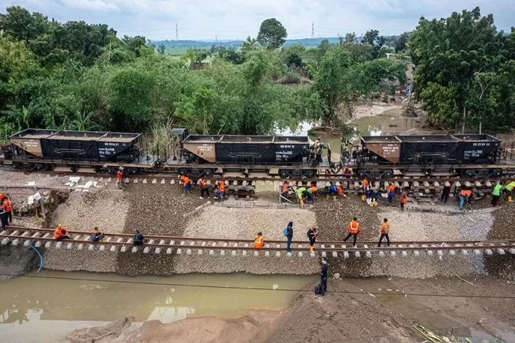 Sejumlah pekerja memberbaiki jalur rel kereta api km 32+5/7 antara Stasiun Gubug - Karangjati yang tanggul penyangganya amblas tergerus banjir luapan air Sungai Tuntang di Gubug, Kabupaten Grobogan Jawa Tengah, Kamis (23/1/2025).  (ANTARA FOTO/Aji Styawan)