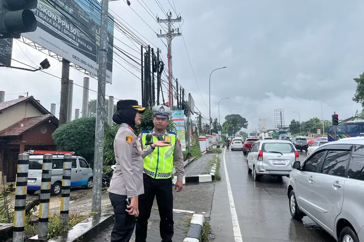 Kapolres Semarang AKBP Ratna Qurotul Ainy memantau arus lalu lintas di Bawen.  (Foto: Dok. Polres Semarang)