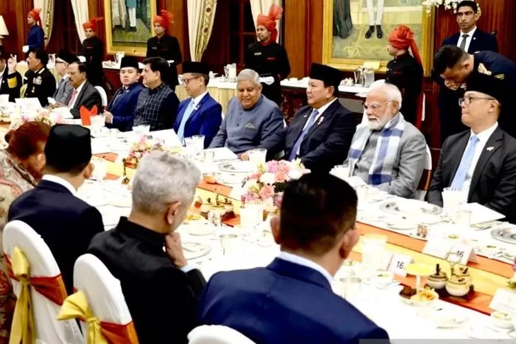 Presiden RI Prabowo Subianto bersama beberapa menteri Kabinet Merah Putih menghadiri jamuan makan malam di Istana Kepresidenan India Rashtrapati Bhavan, New Delhi, India, Sabtu (25/1/2025).  (ANTARA/HO-Tim Media Presiden Prabowo Subianto)