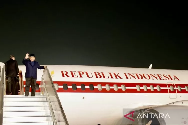 Presiden RI Prabowo Subianto (kanan) melambaikan tangan tanda perpisahan sesaat sebelum masuk kabin pesawat di Pangkalan Udara (AFS) Palam, New Delhi, India, Minggu (26/1/2025) malam. Presiden dijadwalkan meninggalkan India menuju Kuala Lumpur Malaysia, Senin (27/1/2025). ( ANTARA/HO-BPMI Sekretariat Presiden)